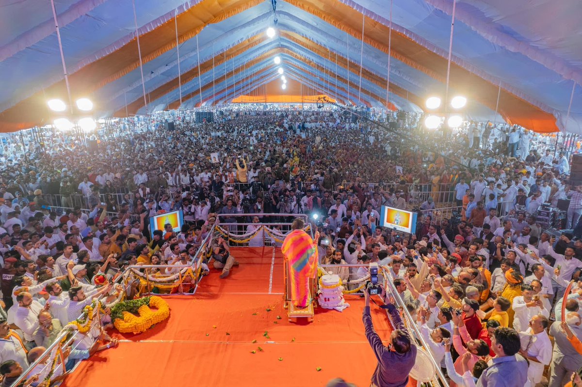 बालाजी के दरबार में जन सेलाब-

जय श्री बालाजी की
<a href="/VasundharaBJP/">Vasundhara Raje</a> 
<a href="/Yoonus_khan62/">Yoonus Khan</a>