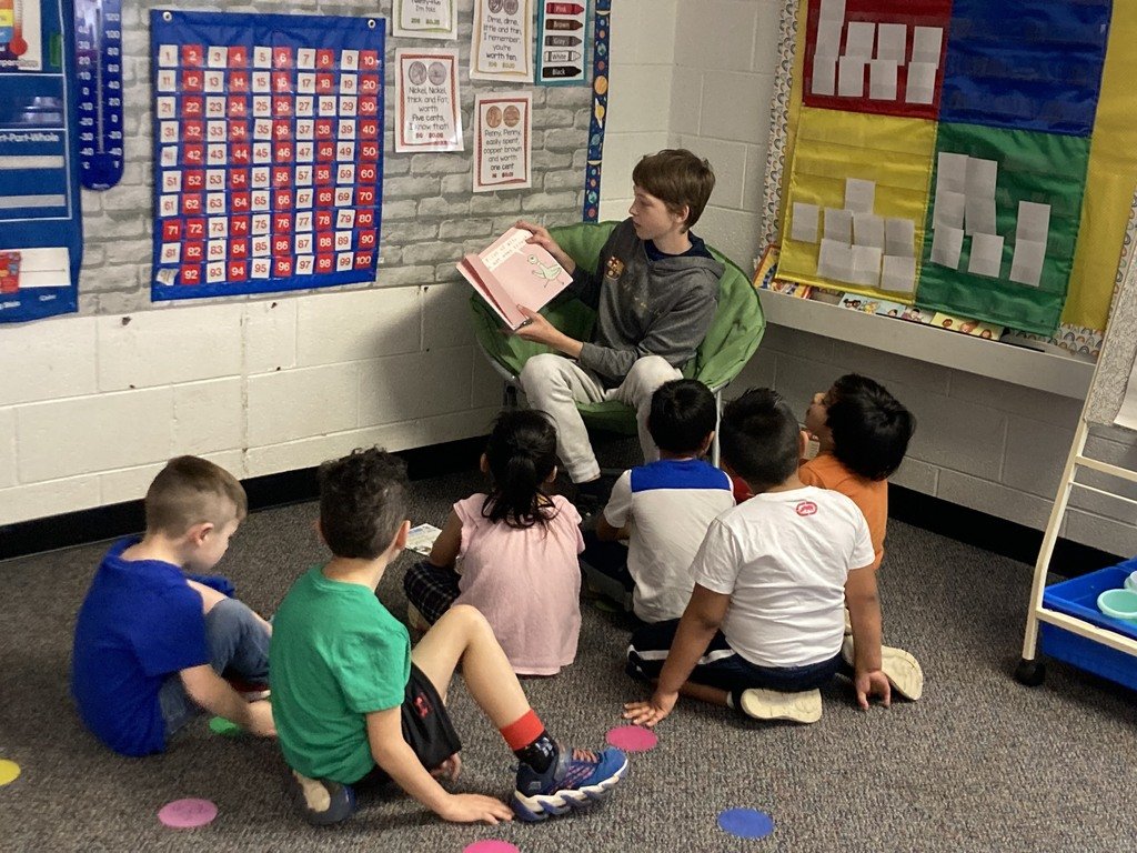 CCPSSPES's tweet image. This past week we had some special middle school readers come to #SPES!  These students read books to our Kindergartners!  #atthepark