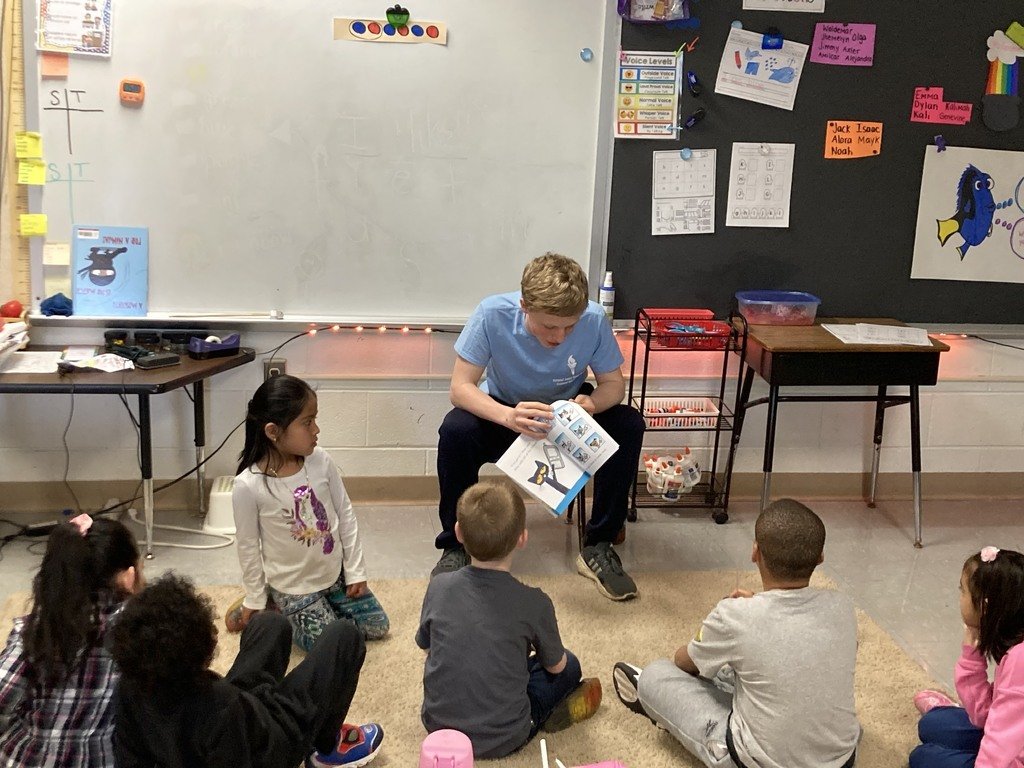 CCPSSPES's tweet image. This past week we had some special middle school readers come to #SPES!  These students read books to our Kindergartners!  #atthepark