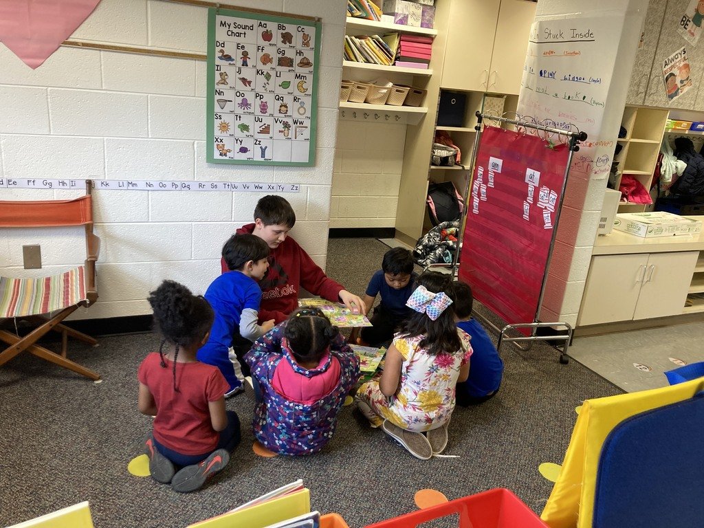 CCPSSPES's tweet image. This past week we had some special middle school readers come to #SPES!  These students read books to our Kindergartners!  #atthepark