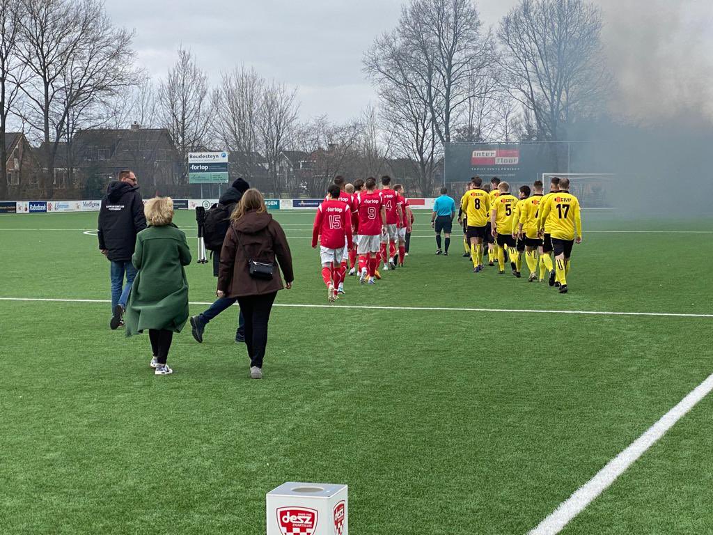 margreetbosma1's tweet photo. Samen met @JacobsLonneke, kandidaat Waterschap Drents Overijsselse Delta #WDOD, de wedstrijdbal van #CDA aangeboden aan aanvoerder Danny Moorman van DESZ1. #DESZ #Zwartsluis https://t.co/6XgKytbywf