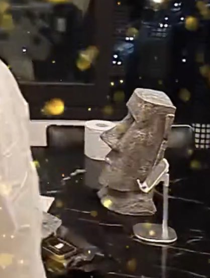 kthelasst's tweet photo. taehyung tiene un moai, viva chile https://t.co/uBh5QheLvi