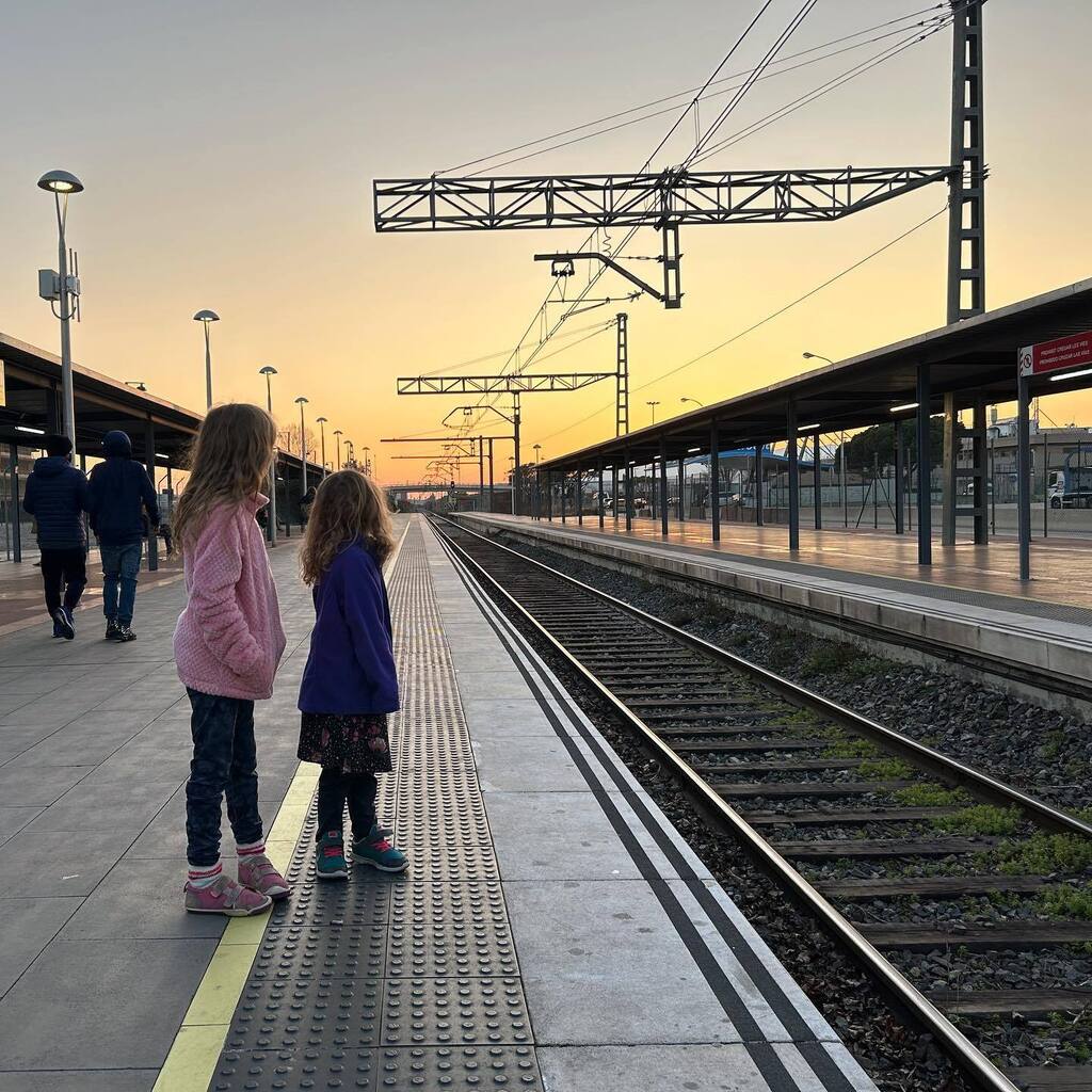 TimothyTimoteo's tweet photo. #trainwaiting https://t.co/pRacCZH7VX https://t.co/0DnsYAaIuL
