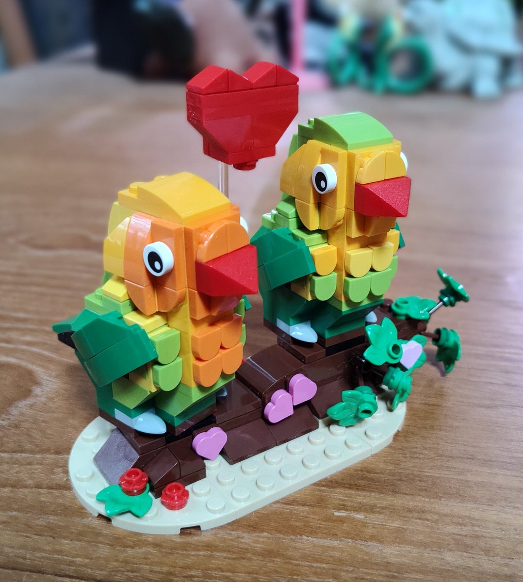 tiellover's tweet photo. Just did the latest Lego parrot kit - Valentine Lovebirds! Very cute. The birds rotate on their stands and the wings can change position. Only 298 pieces, so it's a quick build. https://t.co/QvbI3mTIVC