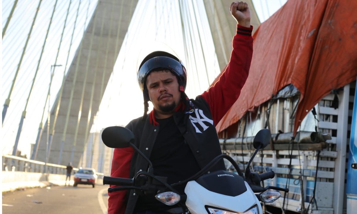 MarthaRaquel_'s tweet image. Paulo Galo (@galodeluta), dos Entregadores Antifascistas, foi abordado pela Policia Militar em uma operação de trânsito, levado para a delegacia, espancado e queimado. Enquanto era torturado, os policiais diziam "você não gosta de queimar as coisas? faz o L agora", denuncia Galo.