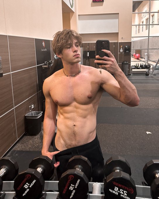 At 3 am in a gym near you https://t.co/Jr2eC9Lf9x<a href="/tag/fitness"class="tags"><span>#fitness</span></a>