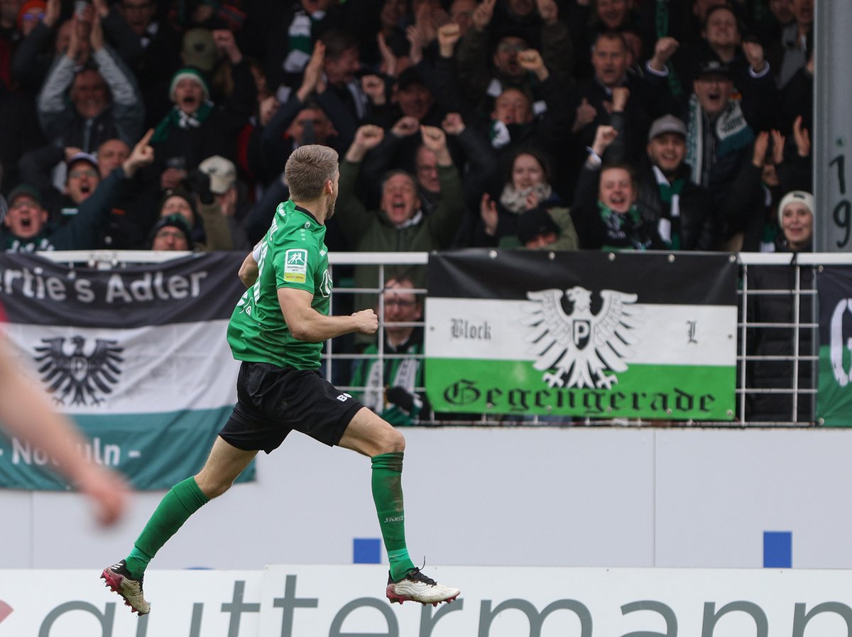 Preussen06's tweet photo. 📄 Mit 3:0 schlagen wir den SV Lippstadt und fahren damit den neunten Sieg in Serie ein. Den Spielbericht, die Bildergalerie und #nullsechsTV zum Heimsieg findet ihr jetzt auf unserer Homepage ⚫⚪💚 #SCPSVL #scp06
___
https://t.co/MqeR0S6KiP https://t.co/8lXaXkgBId
