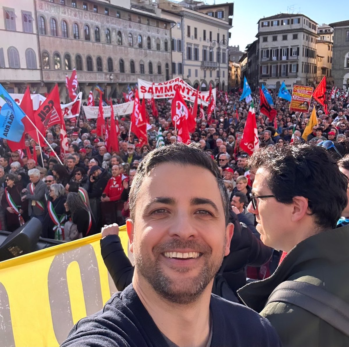 La migliore risposta ai silenzi del Governo è qui, a #Firenze, tra le migliaia e migliaia di persone scese in strada per dire no alla violenza squadrista.

Che bella questa piazza. Bella come l’antifascismo. #liceomichelangiolo