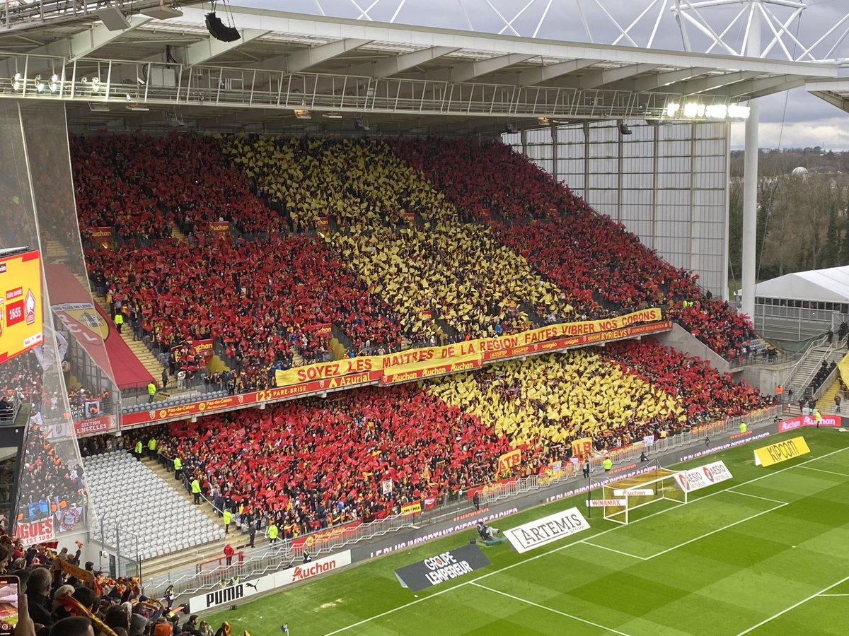 BrassartFlo's tweet photo. Ça c’est du tifo. Magnifique ! #RCLLOSC 🔴🟡 https://t.co/yfEQ2RkQSo