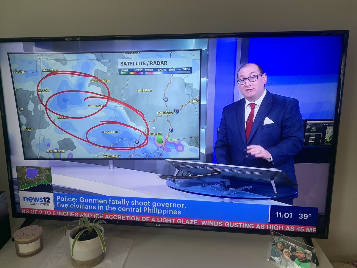 DevellisJustin's tweet image. My guy @ScottSincoff lookin’ fly at that desk this morn! #weather #localweather #hyperlocalweather