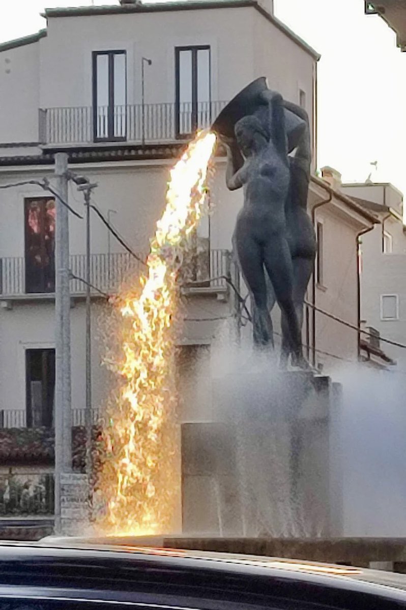 sciencegirl's tweet image. In the city of L'Aquila in Italy there is a fountain is called Fontana Luminosa  “luminous fountain” 

When the sun hit at just the right angle, the water looks like lava 

📸Reddit user daenel
