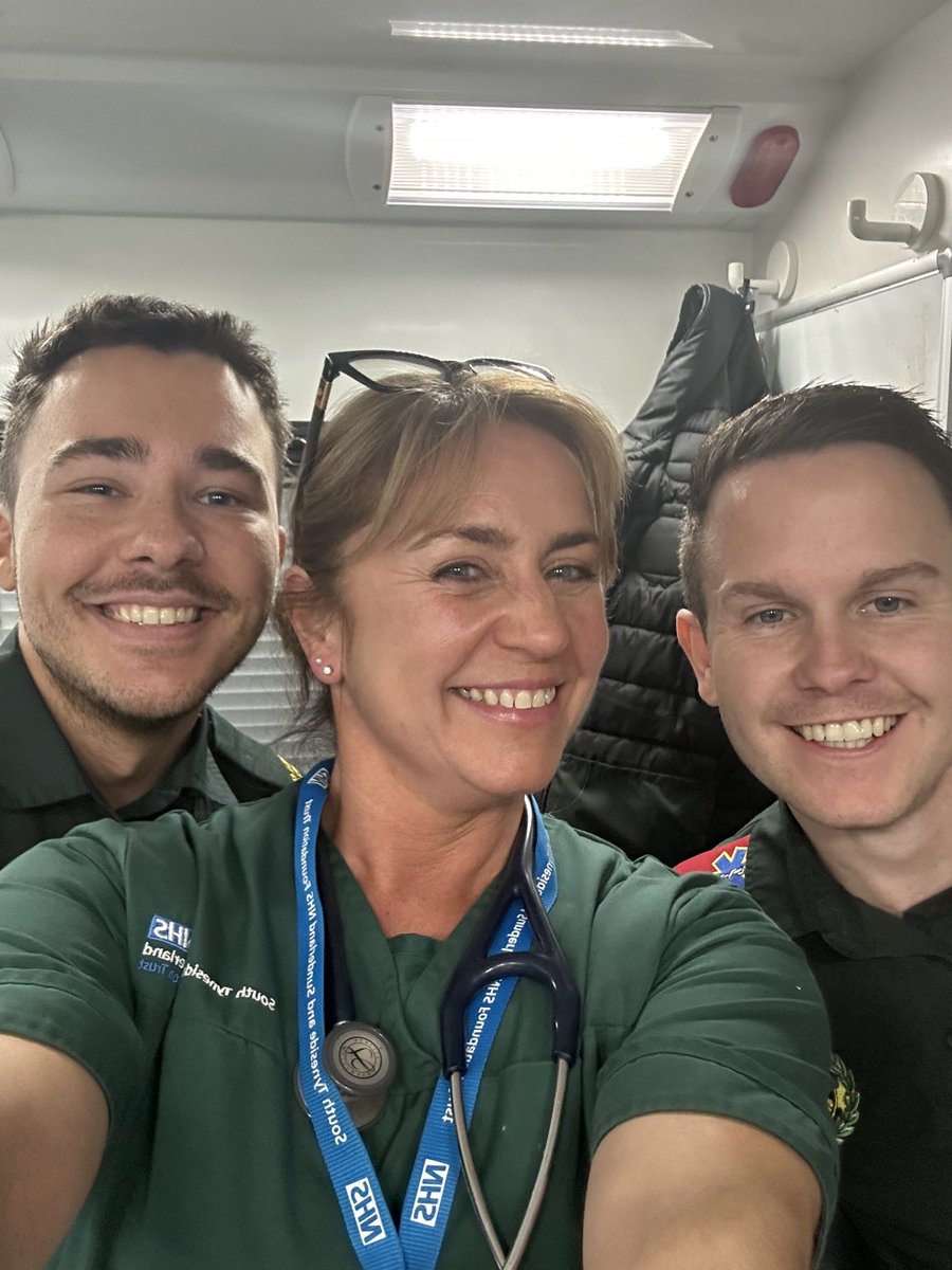 Lovely to meet ⁦<a href="/paulpurvis1991/">Paul Purvis</a>⁩ and ⁦@nathaanpatt⁩ while they handed over Sunderland ED. Hope rest of shift is “Q”. 💚