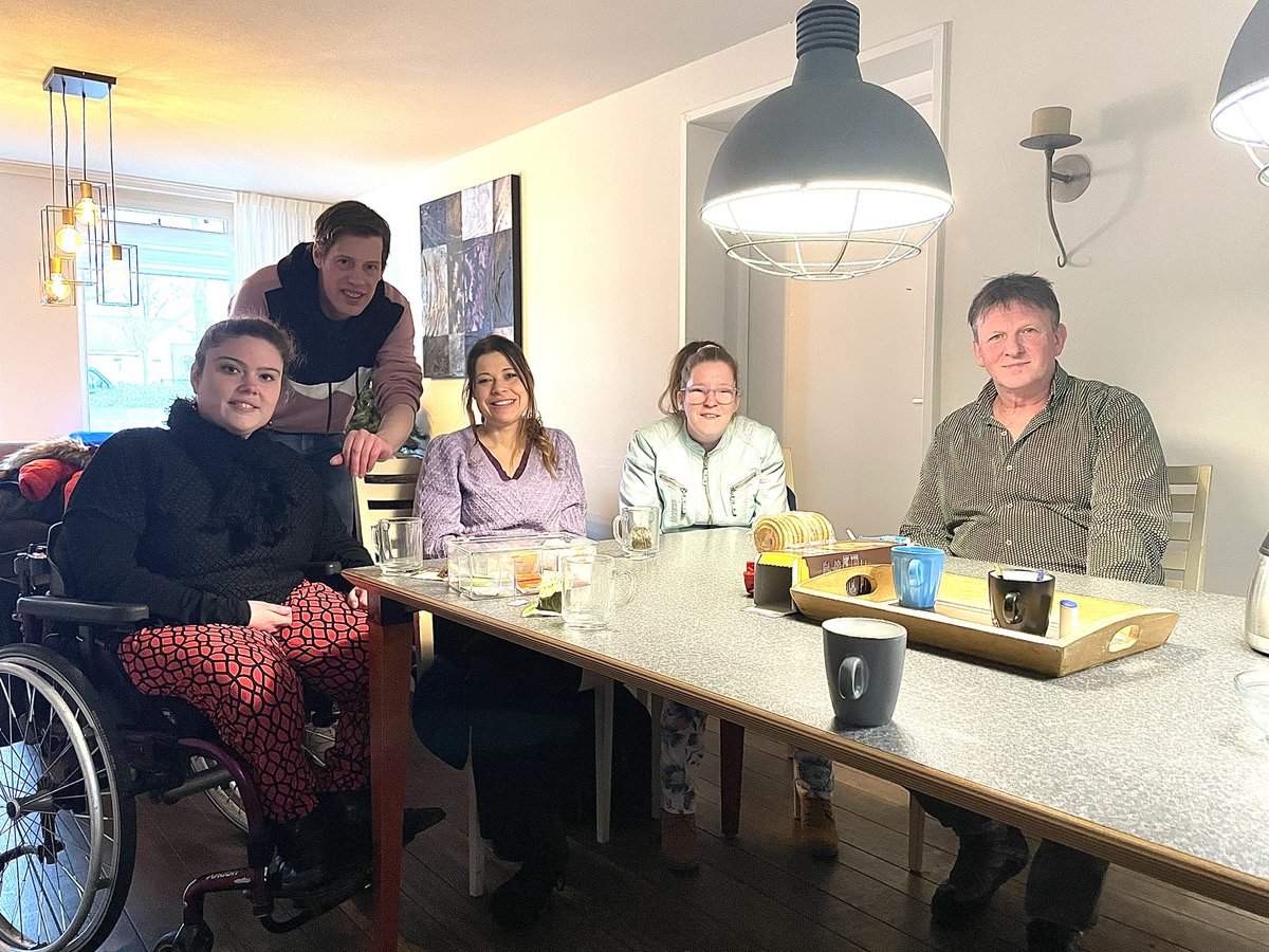 Stel: je moét verhuizen. Weg van vrienden, werk of dagbesteding en je vertrouwde omgeving.

Dat is een ramp voor mensen die afhankelijk zijn van hulp of begeleiding.

Samen met @maartenvoesten sprak ik vandaag deze bewoners en ouders.

Zij geven het niet op. Onze steun hebben ze!