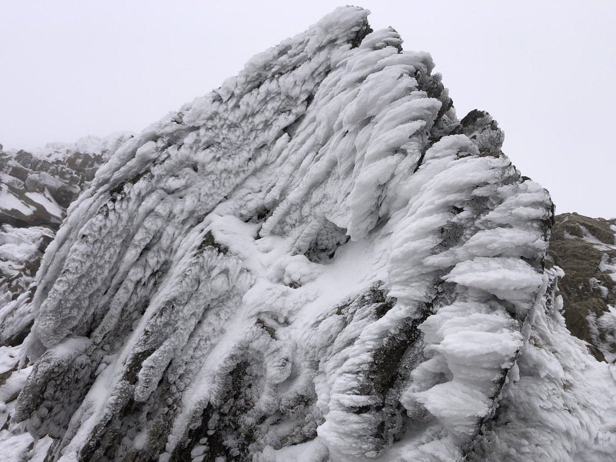 LakesWeather's tweet image. Similar conditions over the last few days with a good coating of #rimeice present above 800-850m. #swirraledge in particular is quite slippery where it has been compressed by walkers feet. #microspikes are very useful! Wes #summitsafely