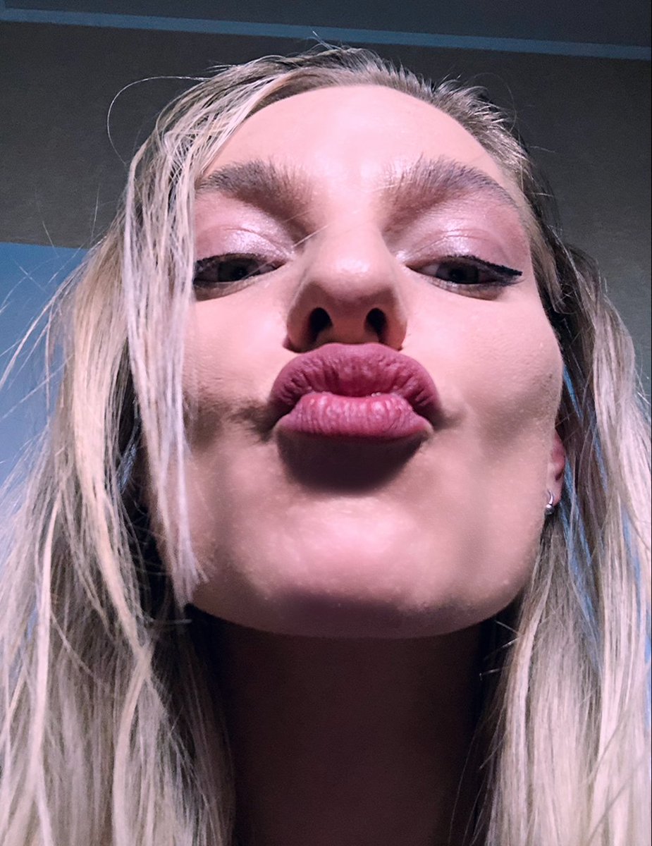 dirtyangelaa's tweet photo. Kiss you 😈 https://t.co/r3A803ES35