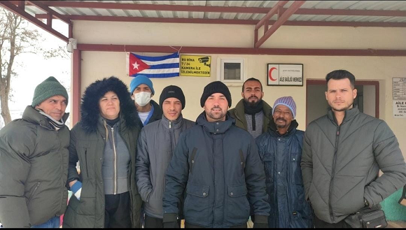 FCMSagua's tweet photo. Continúan los 32 profesionales cubanos con amplia experiencia en trabajar en desastres naturales prestando atención médica a la población de Turkiye tras el terremoto.
#FCMSagua #MejorEsPosible #CubaSalva @ucmvccu https://t.co/J5NsNu0sMm