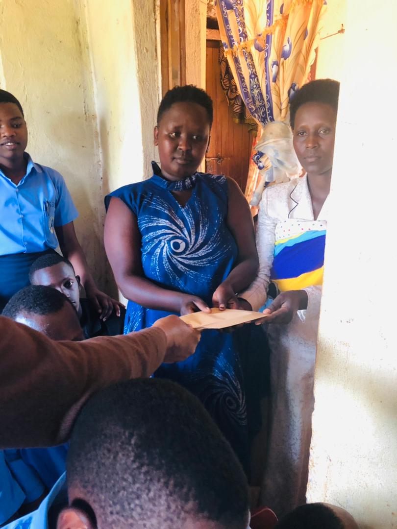 KarengeSchool's tweet image. @WE FOR THEM Group in doing benevolence activities in #KASS, assisted one of the vulnerable family in #Karenge. Students and staff contributed like 260k Rwandan francs. Teaching students to help is a good culture. @Rwanda_Edu @KarengeSector @RwamaganaDistr @rum_sda @RwandaEast