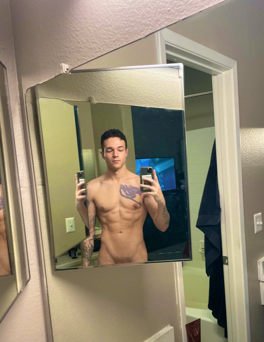 Who&rsquo;s tryna be my new workout partner? https://t.co/WNWucRR2UJ