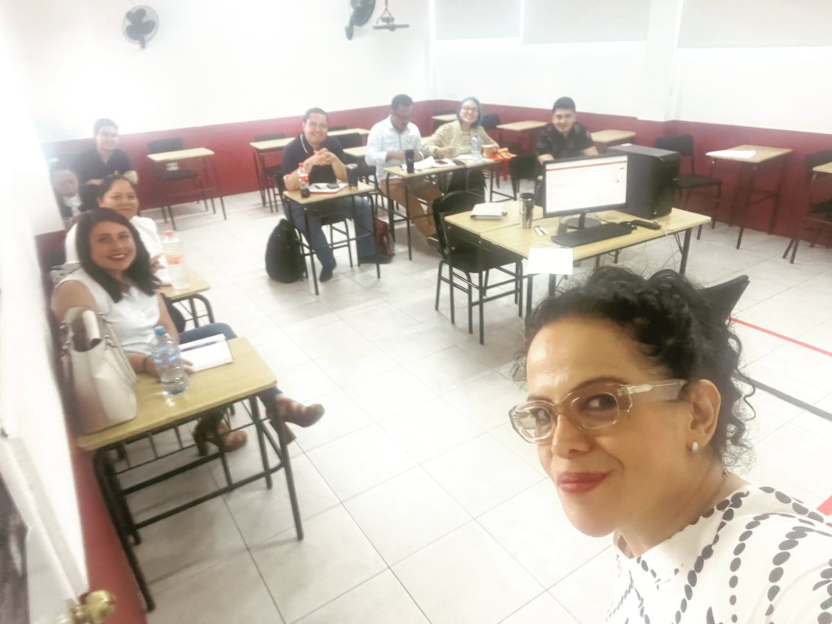 MonicaMendozaM's tweet photo. Y aquí comienza la magia!!!!
El templo sagrado llamado aula.
Iniciando semestre en maestria, Seminario de comunicación política y rrss! https://t.co/B5SWwRcXx8