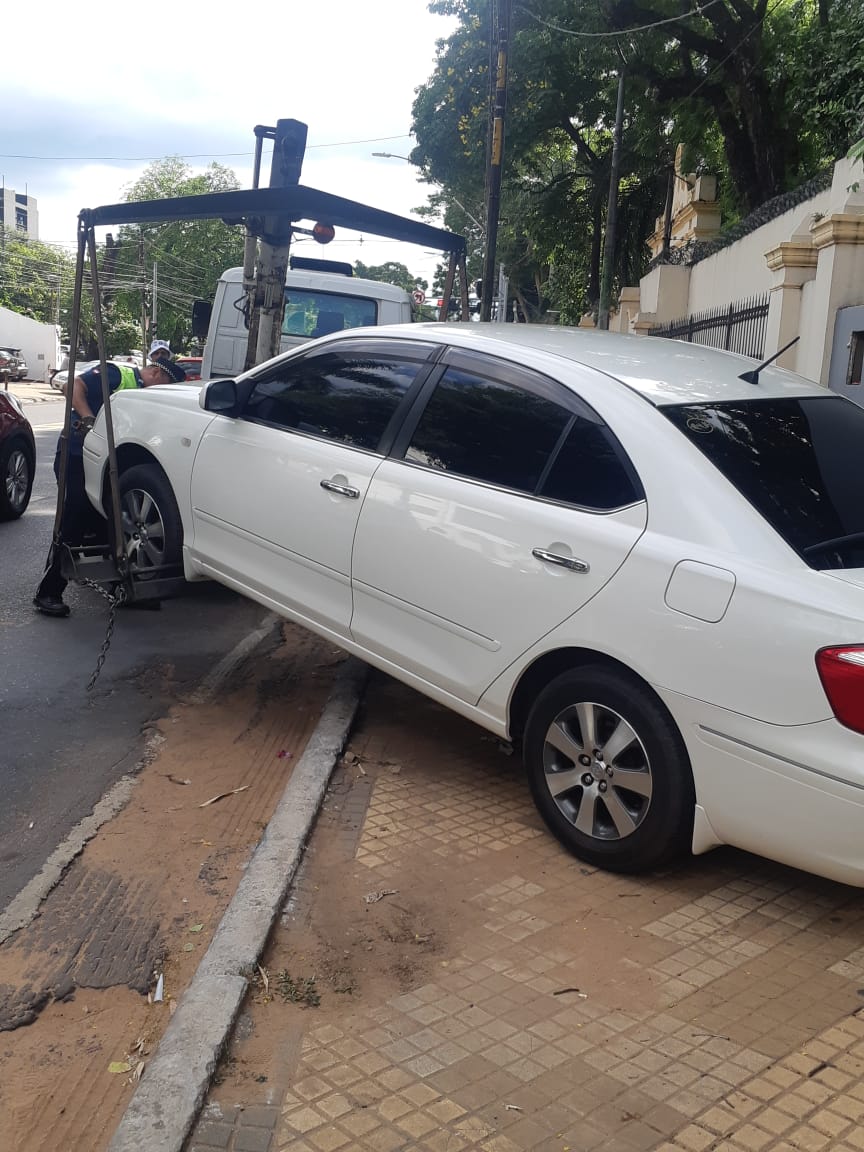 elnacionalpy's tweet photo. AHORA | 🔴

🔹La Policía Municipal de Tránsito de Asunción empieza a remover y a llevar al corralón municipal los vehículos mal estacionados cerca del estadio del Club Olimpia, donde tendrá lugar el Superclásico del fútbol paraguayo.

#ElNacional https://t.co/4H7VFaoahF