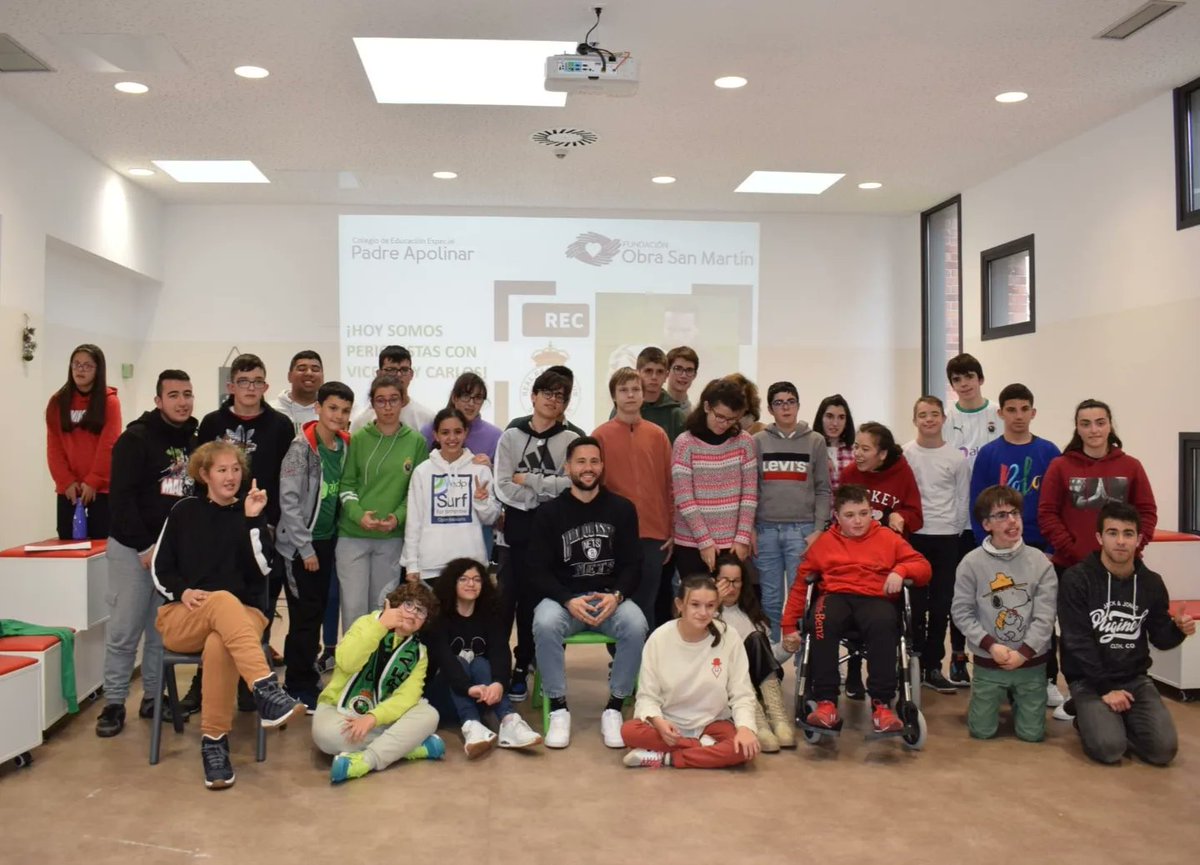 ¡Somos #periodistas por un día🎙️🎥 en nuestro #ColegioPadreApolinar!

Con la ayuda genial del periodista Vicente y del cámara Carlos, recibimos y entrevistamos a Miquel Parera, portero del Real Racing Club de Santander 💚 y súper comprometido 👏

¡Una rueda de prensa genial ❤️!