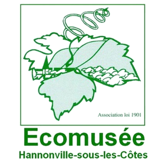 GervasoniAngli1's tweet photo. Intervention #ecomusee Hannonville Ateliers: recherche et comparaison de végétaux à l'aide de documents composites; classification des animaux de la haie; plantation d'arbustes. Lecture, écriture, sciences, EDD lors cette journée riche en apprentissages @DSDEN55 @55_verdun https://t.co/1rOxBhyC8t