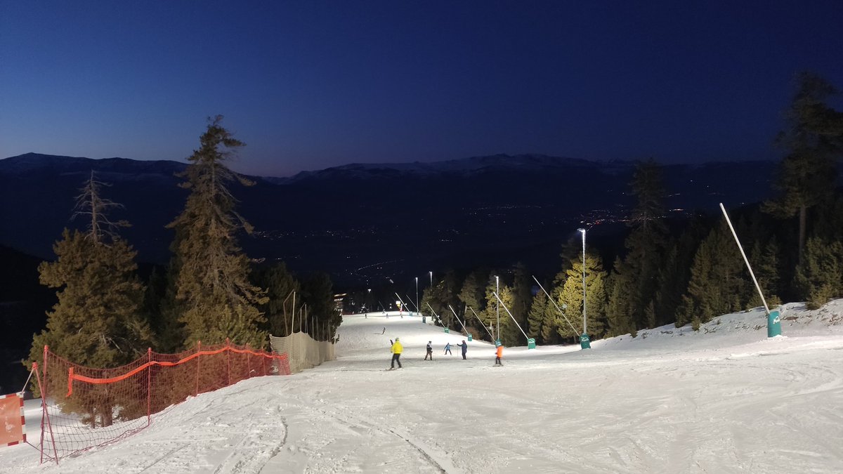 Esquí nocturn a @LaMasella_Alp de @TurismeCerdanya @CerdanyaTv @MeteoPiri @Meteo_Pyrenees @Vakapiupiu @eltempsTV3 fresqueta a les 20:30h. #eltempstv3 @MeteoMauri @PirineosCup @RutesPirineus