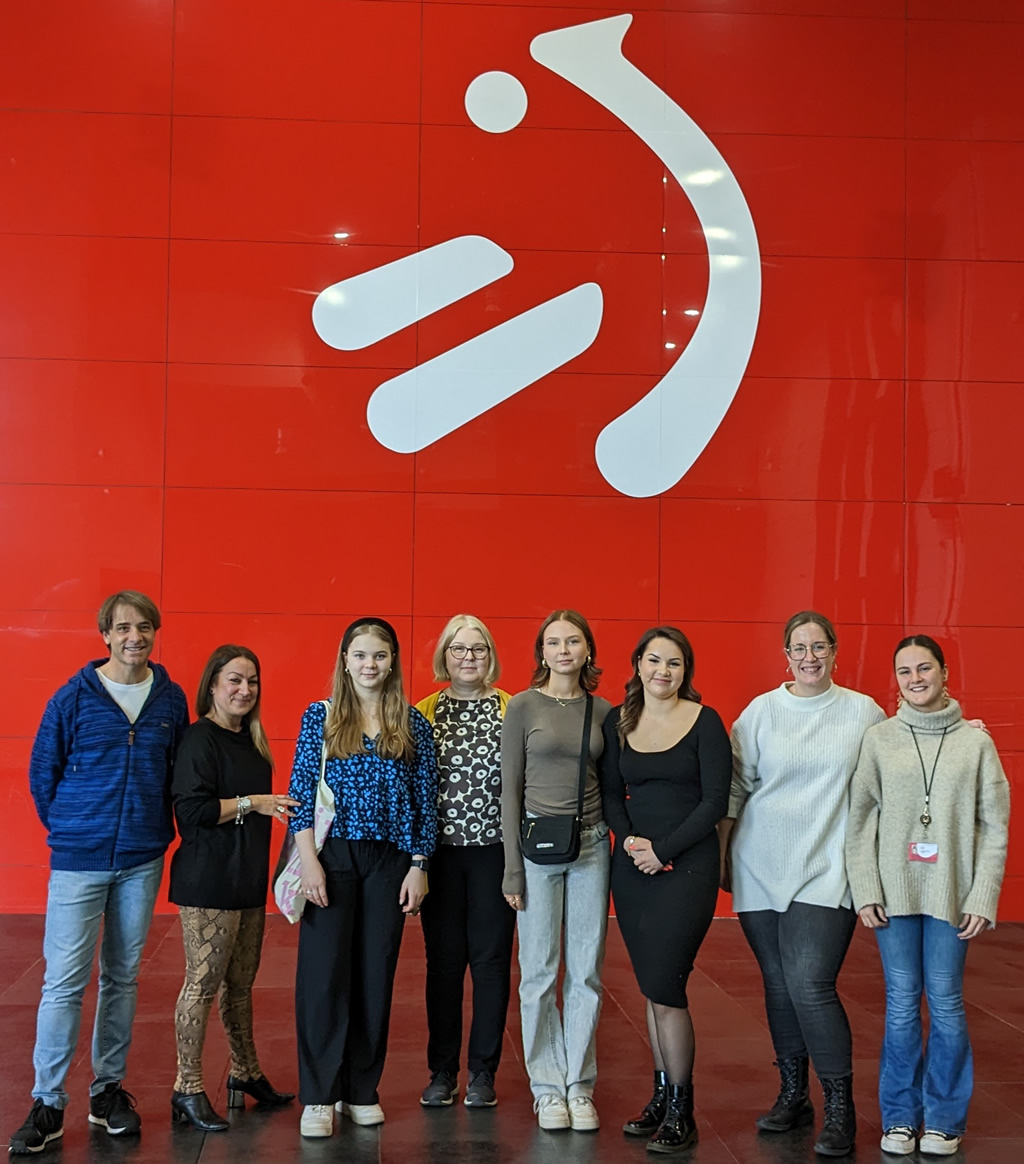 SopenaBilbao's tweet photo. Compartimos experiencias con Anni y Neea, alumnas del Centro @gradia_fi .
De la mano de @HETELFP , acogemos alumnado en movilidad internacional, compartiendo labor de acogida con el centro @EGIBIDE  de Vitoria.
https://t.co/PHSKQK4osX
#LaOportunidaddeSuperarte
#ContigoSopeñaEsMás https://t.co/uYdkPs8BRt