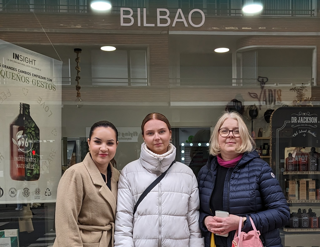 SopenaBilbao's tweet photo. Compartimos experiencias con Anni y Neea, alumnas del Centro @gradia_fi .
De la mano de @HETELFP , acogemos alumnado en movilidad internacional, compartiendo labor de acogida con el centro @EGIBIDE  de Vitoria.
https://t.co/PHSKQK4osX
#LaOportunidaddeSuperarte
#ContigoSopeñaEsMás https://t.co/uYdkPs8BRt
