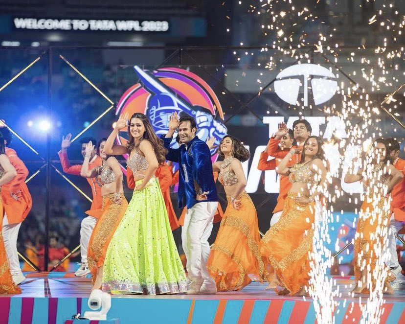 kartikkikriti's tweet photo. MAN SHE SERIOUSLY KILLED IT WITH HER PERFORMANCE! The way she danced her heart out 😭😭❤️

#KritiSanon @kritisanon https://t.co/yYdLLtwgKC