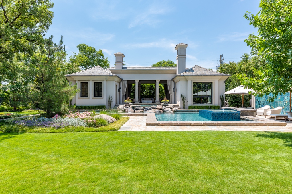 sharp_frame's tweet image. What a lovely backyard! This gorgeous property with a perfectly-kept garden was photographed for our clients from @southern.botanical🌿💚

#landscape #landscapedesign #commercialphotography #photography #dfw #sanantonio #architecture #architecturalphotographer #sharpframemedia