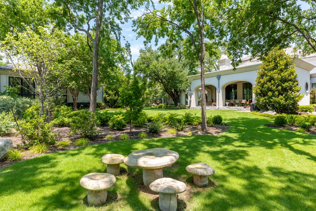 sharp_frame's tweet image. What a lovely backyard! This gorgeous property with a perfectly-kept garden was photographed for our clients from @southern.botanical🌿💚

#landscape #landscapedesign #commercialphotography #photography #dfw #sanantonio #architecture #architecturalphotographer #sharpframemedia