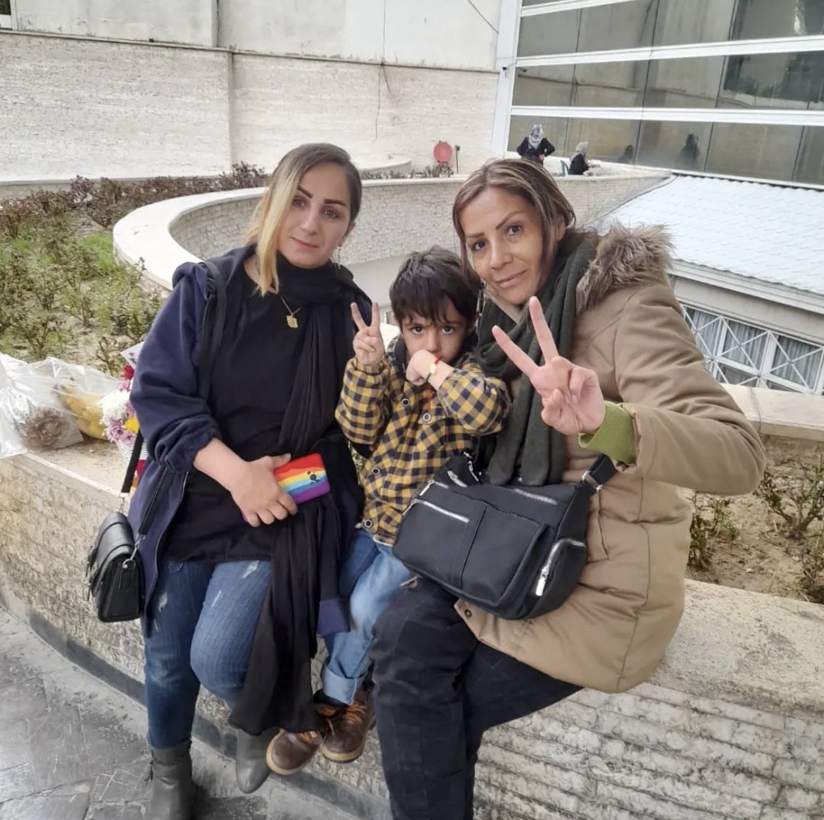 MaryamMoqaddam's tweet photo. یک چهره از «زن زندگی آزادی» 

-لیلا مادر سیاوش و زینب مادر کیان ادامه‌دهنده مسیری هستند که مادرانی مثل محبوبه رمضانی، ناهید شیرپیشه و دادخواهان دهه ۶۰ زنده نگهش داشتند  

#سیاوش_محمودی 
#کیان_پیرفلک https://t.co/p4VPlskX3i