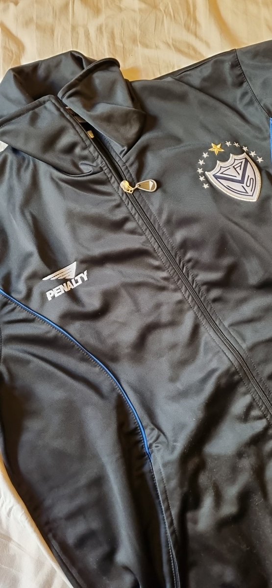 Ya tengo mi campera para este 2023. Gracias 🐯, volvio la ilusion al Fortin.
#garecaAVelez #Velez #elfortin #gareca