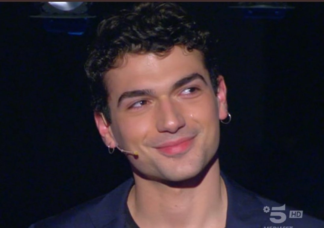 Epnoveotto's tweet photo. "ANDATEVI A PRENDERE QUEL MARE FUORI CHE È DENTRO DI VOI" 

Ma tu hai deciso di farci versare l'oceano? #cepostaperte https://t.co/fNmwYpUVMY