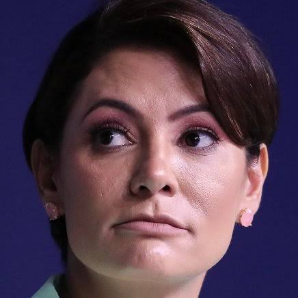 Mas a Michelle não é um "fenômeno"?   
Ela ganha de tudo. 
Cheques do Queiroz, cirurgias de médico, salários de partido político e até diamantes milionários de sheik?