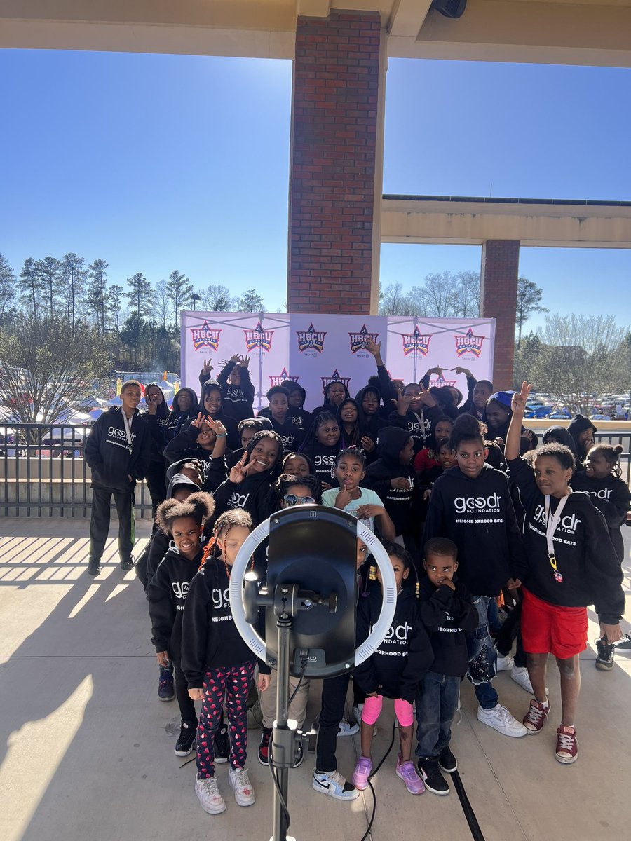 jasminecrowe's tweet photo. Thanks so much to @Braves for hosting our #NeighborhoodEats kids at the HBCU Classic today. They had never been to a baseball game, never travelled to Gwinnett Co. and never seen an HBCU team play. This stuff matters - now they are all talking about going to college 🥹❤️! 🙏🏾🙏🏾 https://t.co/uH7BGTiYGp