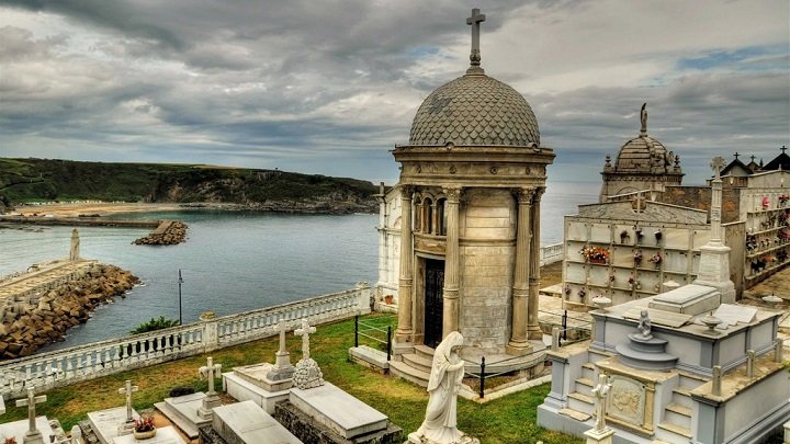 SalasM_alterego's tweet photo. @IGNACIOPREZMOR2 Querido primo Ochoa, que envidia te tengo, tus restos descansan en uno de los cementerios más bonitos de España ¿Serán los genes o será el aire de #Luarca el que nos hizo ser extraordinarios? https://t.co/r0Gfr6Org2