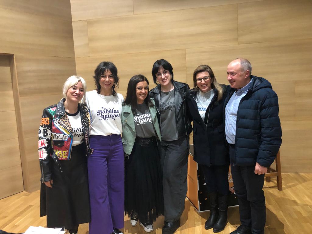 Grande estrea en #Moraña do ciclo de humor da <a href="/depo_es/">Deputación Pontevedra</a> #CómicasHabelasHainas! 

O bo facer no escenario de <a href="/Jazminjazzsoul/">Jazmin Abuin Janeiro 🛰️</a>, <a href="/martadoviro/">marta doviro</a> e @ArantxaTreus fixo as delicias do público asistente nun extraordinario espectáculo presentado por Bárbara Grandío 👏👏