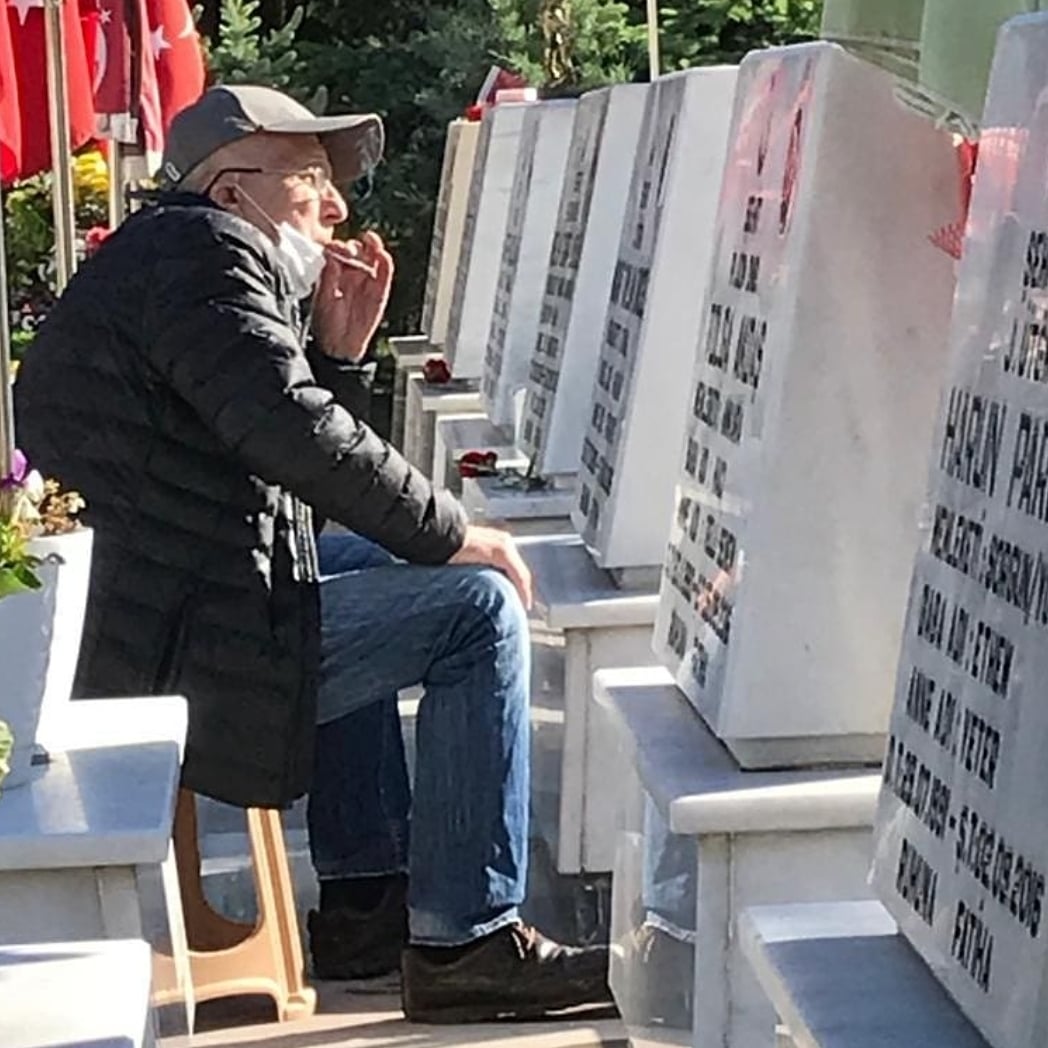 -Baban sigara içiyor mu?
+İçmiyor komutanım.