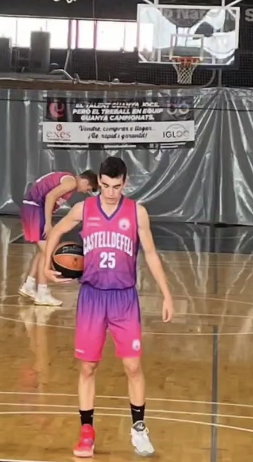 cbcastelldefels's tweet photo. Y lo mejor de un Club 🏀 de FORMACIÓN es que el día que su equipo en @LigaEBA_C gana, la noticia más importante es que Alejandro Anguita (2004), un chico de la casa de TODA LA VIDA, ha debutado (con canasta incluida) @BBA_Castell 💜 https://t.co/4GR9MOklFg