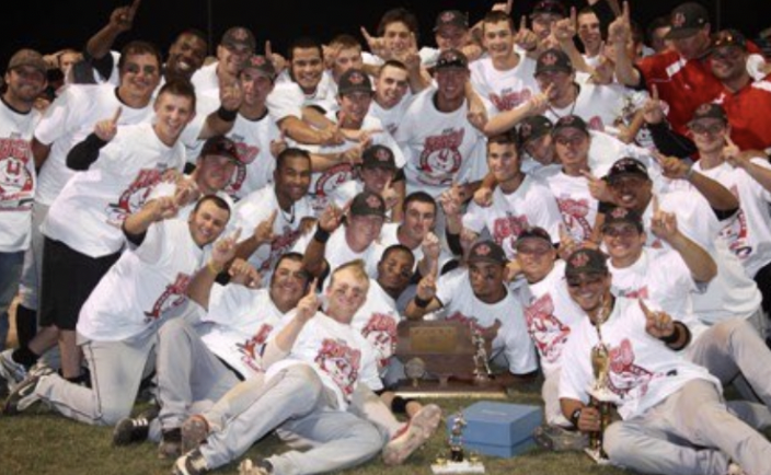 2ndLegends's tweet image. HOWARD HAWKS - 2009
We've got them ranked as the TOP college team in Texas history in our new book!
The Hawks went 63-1, including a 57-game winning streak while winning the JUCO World Series.
Led by MLB pitcher's  Zach Neal &amp;amp; Burch Smith, coached by Britt Smith
@HC_HawkBaseball