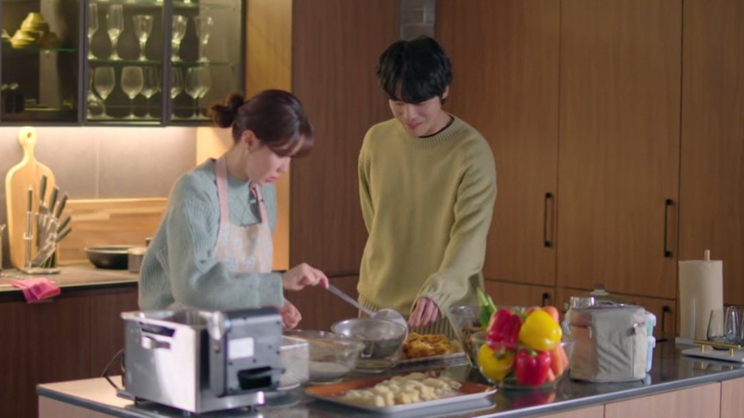 Strawberryy0405's tweet photo. No why everything reminds me of cheon sooho ? 😭😭 

The fact that both of them just wanted to enjoy their last moments with their loved ones 😭

#KimJungHyun 
#KokduSeasonOfDeity 
#Time2018 #shigan 
#KokduSeasonOfDeityEp12 https://t.co/evlnpJMPuP