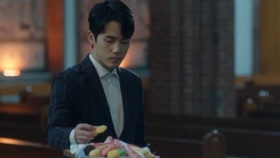 Strawberryy0405's tweet photo. No why everything reminds me of cheon sooho ? 😭😭 

The fact that both of them just wanted to enjoy their last moments with their loved ones 😭

#KimJungHyun 
#KokduSeasonOfDeity 
#Time2018 #shigan 
#KokduSeasonOfDeityEp12 https://t.co/evlnpJMPuP
