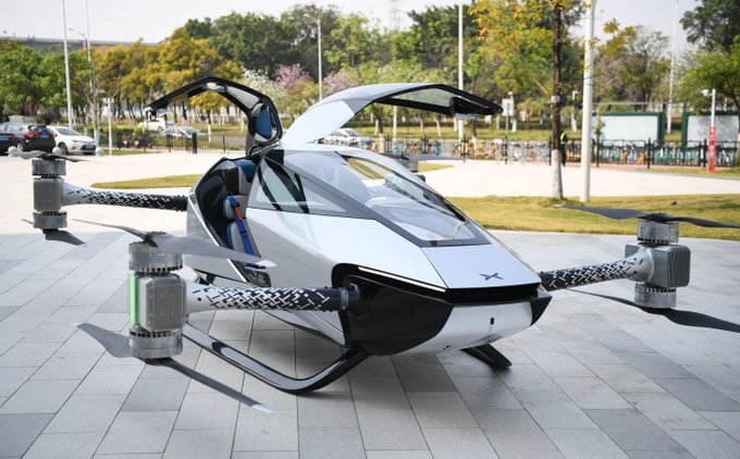 CGMeifangZhang's tweet photo. Visitors view a flight demonstration of XPeng X2 flying car at the headquarters of XPeng Aeroht in Guangzhou. #selfdriving https://t.co/2C92kUoMqh