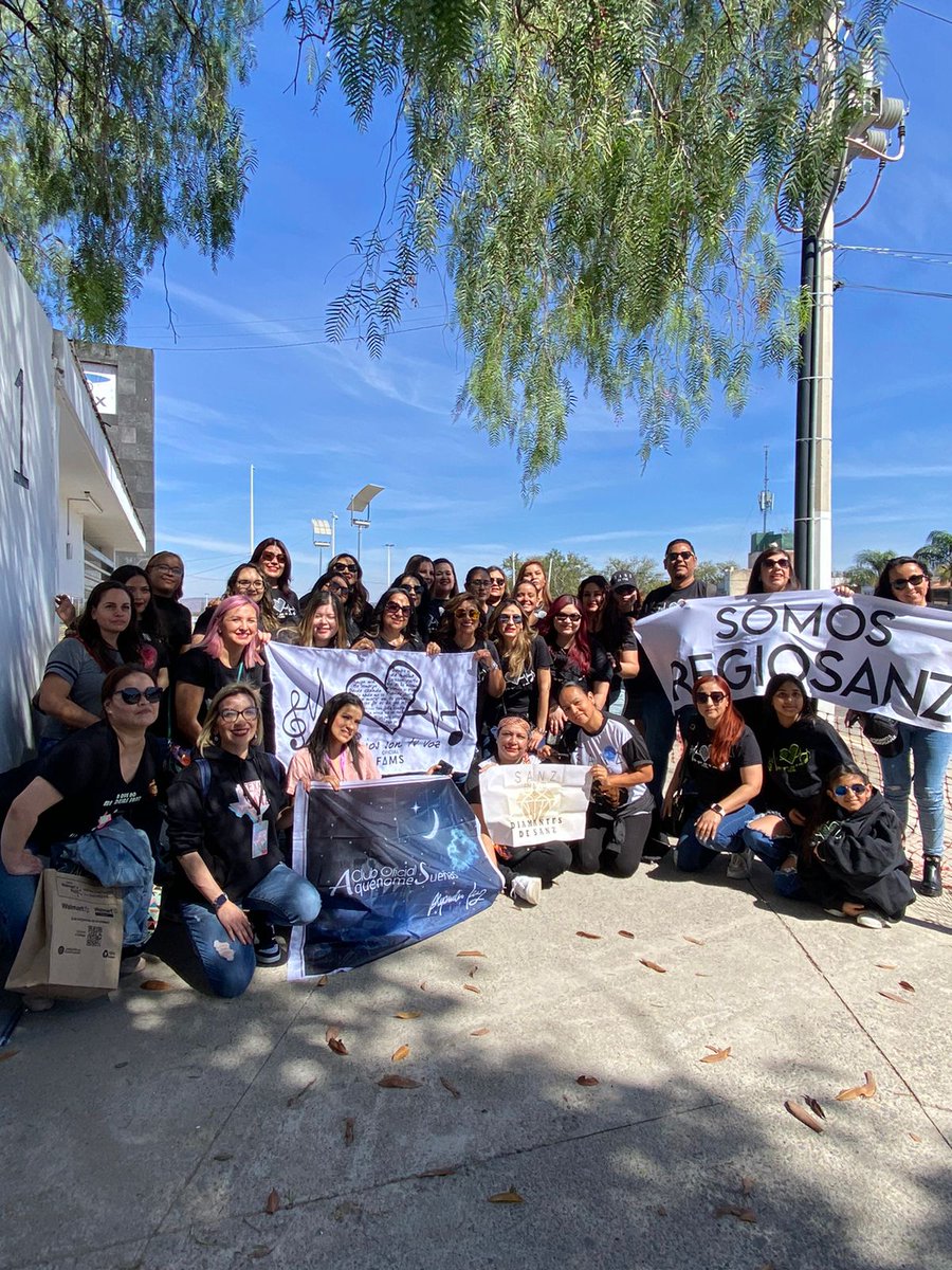 AludDeLuz's tweet photo. @alejandrosanz como en cada fecha seguimos firmes en nuestro cariño y nuestras ganas de verte. Ya te estamos esperando en Guadalajara porque no hay dos sin tres! https://t.co/NDU0VmpIzg