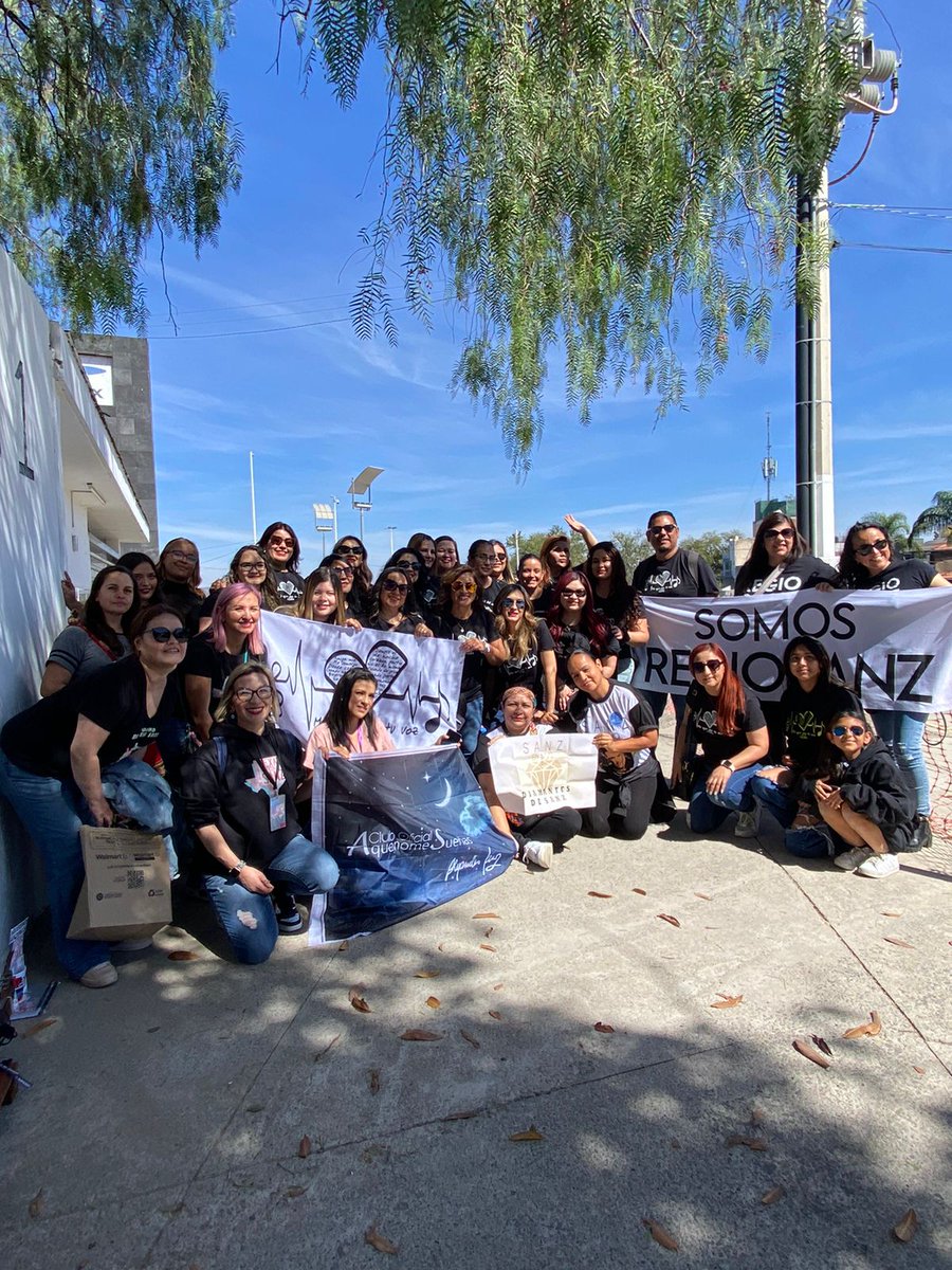 AludDeLuz's tweet photo. @alejandrosanz como en cada fecha seguimos firmes en nuestro cariño y nuestras ganas de verte. Ya te estamos esperando en Guadalajara porque no hay dos sin tres!. https://t.co/4QBpYp4KQG