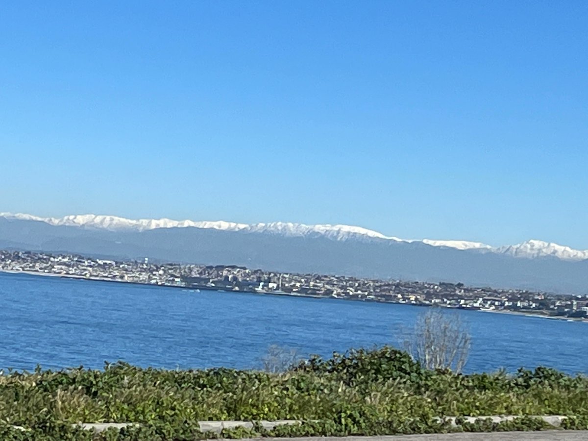 Rebecca_Forster's tweet photo. This is what I see on my way home in #Southerncalifornia. Why do I sit inside & #write ?#SnowInLA #sunshineweek #writerslife #WritingCommunity #readingcommunity #readersoftwitter #IARTG https://t.co/oB1WLROnRp
