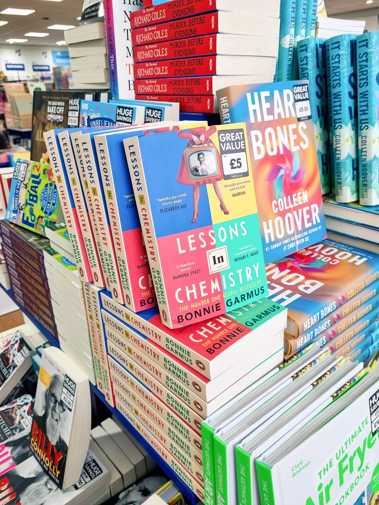 Lesson in Chemistry by @BonnieGarmus is now available in paperback at <a href="/TheWorksStores/">The Works</a>!

It's an absolutely fantastic book. Read my review to find out why you should believe the hype... thebookishbluebird.com/2022/07/book-r…