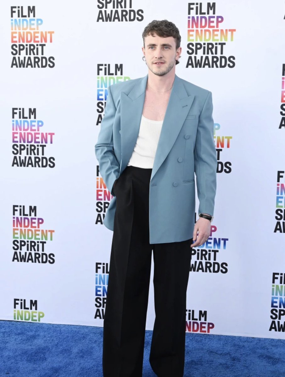 "Aftersun" star Paul Mescal hits the blue carpet at the Independent Spirit Awards bit.ly/3Je8791